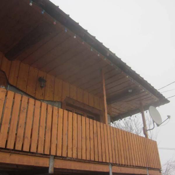 bardage extérieur et cache moineau en bois vernis