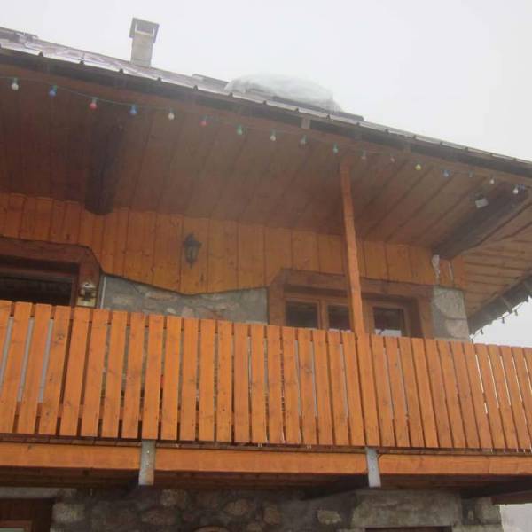 bardage extérieur et cache moineau en bois vernis