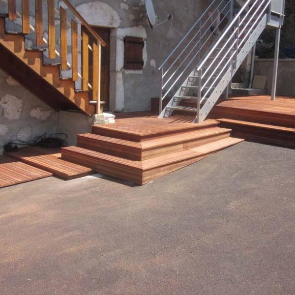 création d'une terrasse en bois avec marches