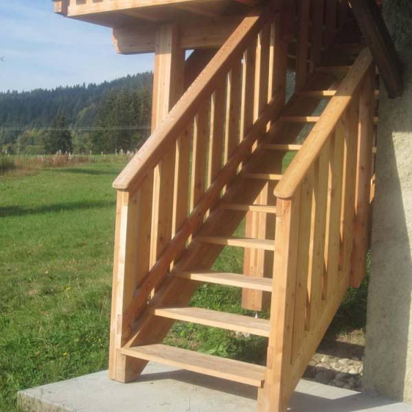 création d'un balcon en bois avec escaliers